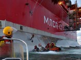 Захваченный пограничниками РФ ледокол Greenpeace конвоируют в Мурманск, там экологам грозит обвинение в терроризме
Захваченный пограничниками РФ ледокол Greenpeace конвоируют в Мурманск, там экологам грозит обвинение в терроризме