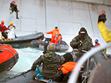 Лиц, находившихся на борту ледокола Arctic Sunrise и протестовавших против бурения "Газпрома" в арктических водах, российские следователи проверят по статье "пиратство"