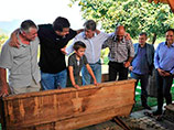 Саакашвили научил Ющенко собирать и выжимать ногами виноград