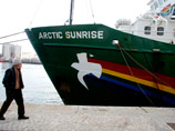 Арестованное российскими пограничниками судно Greenpeace приведут в мурманский порт в понедельник. Точное время прибытия ледокола Arctic Sunrise и сопровождающего его пограничного корабля представитель погранслужбы не назвал