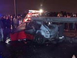 В Петербурге пассажиров иномарки зажало упавшим столбом. Автомобиль загорелся