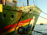 Прибытие судна Greenpeace в Мурманск задерживается, экологи обвиняют ФСБ в "пиратстве" и пишут Путину