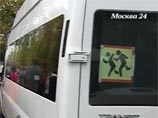 В школу в подмосковных Химках детей возит и забирает обратно специальный микроавтобус, курсирующий между учебным заведением и платформой "Планерная"