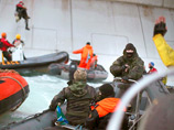 Задержанный ледокол активистов Greenpeace зашел на буксире в Кольский залив, команду не выпустят на берег