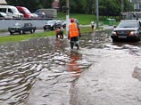 Не утихающие в столице дожди привели к многокилометровым пробкам и залитым тротуарам