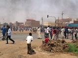 Второй день подряд массовыми беспорядками охвачен ряд районов Хартума и его пригороды. Сегодня протесты докатились и до портового города Порт-Судан на берегу Красного моря (1000 км к северо-востоку от столицы)