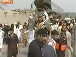 В Пакистане взорвался переполненный автобус с госслужащими - не менее 17 погибших