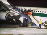 Самолет "А-320" итальянской авиакомпании Alitalia произвел аварийную посадку в римском аэропорту, приземлившись на левую стойку шасси и правое крыло