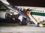 В Риме самолет Alitalia приземлился на левую стойку шасси и правое крыло В Риме самолет Alitalia приземлился на левую стойку шасси и правое крыло