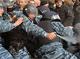 Появлялись сообщения о применении сотрудниками МВД Украины слезоточивого газа и избиении митингующих дубинками, однако пресс-служба ведомства отрицает эту информацию