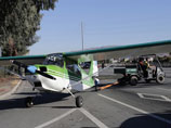 В Калифорнии самолет сел на оживленное городское шоссе