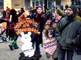 Митинг в поддержку Greenpeace в Хельсинки собрал тысячи человек. Они пришли к посольству РФ