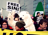 Они развернули транспаранты с призывами "спасти Арктику" и освободить всех задержанных единомышленников