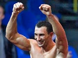 В московском спорткомплексе "Олимпийский" обладатель титулов WBA, IBF и WBO в супертяжелом весе 37-летний украинец Владимира Кличко оказался сильнее "регулярного" чемпиона WBA 34-летнего россиянина Александра Поветкина В московском спорткомплексе "Олимпийский" обладатель титулов WBA, IBF и WBO в супертяжелом весе 37-летний украинец Владимира Кличко оказался сильнее "регулярного" чемпиона WBA 34-летнего россиянина Александра Поветкина