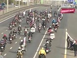 От аэропорта до Красной площади огонь сопровождали более 200 байкеров во главе с Александром "Хирургом" Залдостановым От аэропорта до Красной площади огонь сопровождали более 200 байкеров во главе с Александром "Хирургом" Залдостановым