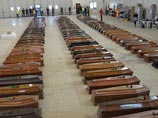 Общее число обнаруженных спасателями тел африканских беженцев, погибших при кораблекрушении возле острова Лампедуза, достигло 213, сообщает газета La Repubblica