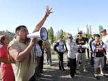 Беспорядки в Киргизии: оперативники разогнали митинг в Караколе и освободили захваченного губернатора области Беспорядки в Киргизии: оперативники разогнали митинг в Караколе и освободили захваченного губернатора области