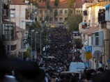 Около 800 тысяч израильтян приняли участие в похоронах духовного лидера ШАС, раввина Овадьи Йосефа. По оценкам полиции, эти похороны были самыми многолюдными в истории Израиля