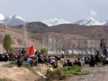 В Иссык-Кульской области Киргизии третий день не прекращают митинговать недовольные граждане, требующие национализации золотого рудника "Кумтор"