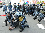 По версии следствия, 6 мая во время митинга оппозиции Косенко, грубо нарушая общественный порядок, применил в отношении сотрудников органов внутренних дел физическое насилие