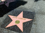 Накануне дня рождения Леннона, вандалы испортили его звезду на "Аллее славы"
