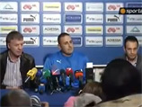 Фанаты "Левски" сорвали презентацию нового тренера, сняв с него одежду (ВИДЕО)