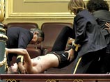 Femen сорвали работу правительства Испании, защищая аборты: "Пошли прочь из моей вагины!" Femen сорвали работу правительства Испании, защищая аборты: "Пошли прочь из моей вагины!"