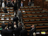 Работу парламента Украины сорвали депутаты-националисты с флагами УПА Работу парламента Украины сорвали депутаты-националисты с флагами УПА