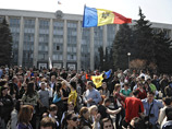 В Молдавии протестуют против отмены наказания за гей-пропаганду и пишут вином портреты Онищенко и Медведева