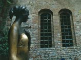 Каждый год тысячи влюбленных со всего мира стекаются в Верону, чтобы потрогать правую грудь знаменитой статуи Джульетты