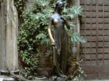 Джульетта уж не та: у веронской статуи изменилась форма груди от прикосновений туристов