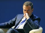 Медведев велел сократить число федеральных госслужащих
