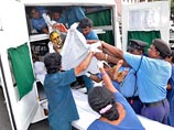 По сообщению Times of India, паника началась из-за слухов, что мост через реку Синд, по которому пролегает дорога к храму, готов обрушиться под весом людей По сообщению Times of India, паника началась из-за слухов, что мост через реку Синд, по которому пролегает дорога к храму, готов обрушиться под весом людей