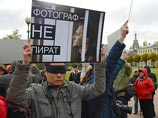 Питерские журналисты провели акцию в поддержку арестованного на Arctic Sunrise фотографа Синякова
