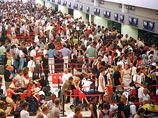 Российские туристы устроили потасовку в аэропорту турецкого курорта Анталья. Причиной недовольства пассажиров стала задержка рейса Анталья - Краснодар Российские туристы устроили потасовку в аэропорту турецкого курорта Анталья. Причиной недовольства пассажиров стала задержка рейса Анталья - Краснодар