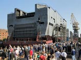 Спуск на воду кормовой части первого российского десантно-вертолетного корабля-дока типа "Мистраль" на Балтийском заводе, 26 июня 2013 года
