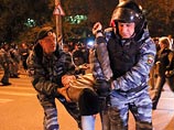 Сотрудники московской полиции приступили к задержанию подозрительных граждан у станции метрополитена "Пражская", где сегодня в 19:00 должен состояться сбор жителей района
