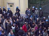В Италии церемония похорон нацистского преступника Эриха Прибке была прервана после того как внушительная толпа протестующих окружила его катафалк