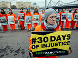 На других плакатах изображены все 30 арестованных с Arctic Sunrise На других плакатах изображены все 30 арестованных с Arctic Sunrise