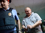 Бывший сотрудник полиции Юрий Луньков, обвиняемый в бездействии при нападении на его коллегу во время инцидента на Матвеевском рынке в Москве, в здании Пресненского суда города Москвы, 7 августа 2013