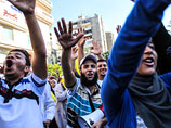 Протестующие маршируют с плакатами, выкрикивая лозунги в защиту бывшего главы Египта и против свершившегося государственного переворота