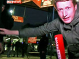 Во время репортажа с пожара на рынке "Садовод" на корреспондента LifeNews в прямом эфире напали охранники Во время репортажа с пожара на рынке "Садовод" на корреспондента LifeNews в прямом эфире напали охранники
