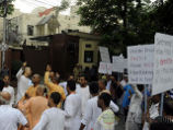В Калькутте группа монахов одного из местных вайшнавских ашрамов вышла на митинг протеста перед зданием российского консульства, выражая тем самым солидарность со своими московскими единоверцами, чей храм находится в настоящее время под угрозой сноса моск
