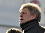 Депутат от "Яблока" разбил принтер на ступенях здания Госдумы Депутат от "Яблока" разбил принтер на ступенях здания Госдумы