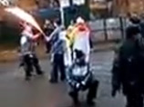 То и дело затухавший олимпийский факел вдруг полыхнул в Костроме. В пострадавшие записали "13-летнюю девочку" (ВИДЕО) То и дело затухавший олимпийский факел вдруг полыхнул в Костроме. В пострадавшие записали "13-летнюю девочку" (ВИДЕО)