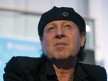 Вокалист группы Scorpions Клаус Майне позвонил сегодня пациенту Первого московского хосписа Алексею Аничкину, который мечтал побывать на концерте легендарной группы. Майне исполнил для него песню Holiday