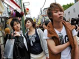 В Японии 45% женщин и 25% мужчин в возрасте от 16 до 24 лет "не заинтересованы в сексуальных контактах или гнушаются ими", а также "более половины японцев одиноки; ...более трети жителей страны детородного возраста никогда не занимались сексом