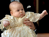 Трехмесячный принц Джордж, одетый в традиционное кружевное платьице, также "поздоровался" с королевой, помахав ей рукой