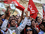Протестующие, недовольные тем, что избранная в 2011 году власть так до сих пор и не смогла добиться положительных изменений в экономике страны, выкрикивали лозунги "Народ хочет отставки режима" и "Правительство предателей, уходите"
