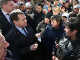 Медведеву в Комсомольске-на-Амуре пожаловались на чиновников, он призвал тех быть "повнимательнее к людям"
